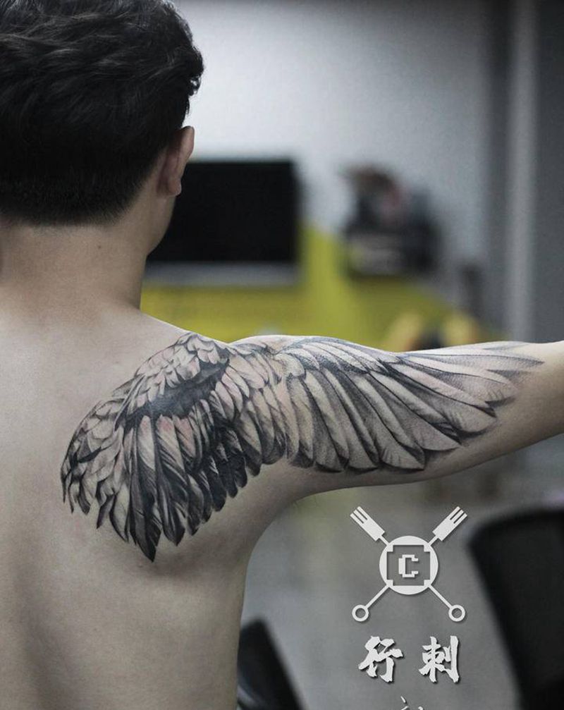 翅膀纹身图片_手臂肩部欧美写实纹身图案
