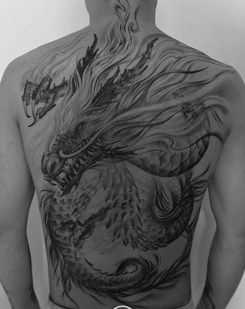 龙满背未完成纹身图片_背部新传统欧美写实龙纹身图案