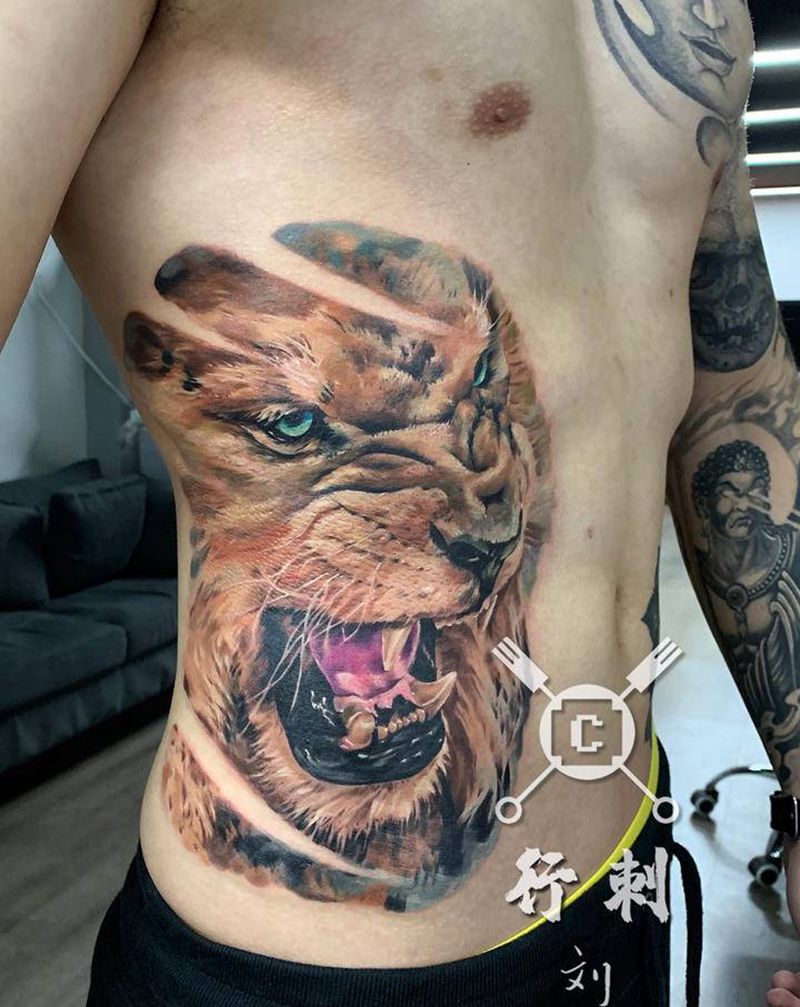 狮纹身图片_腹部欧美写实纹身图案