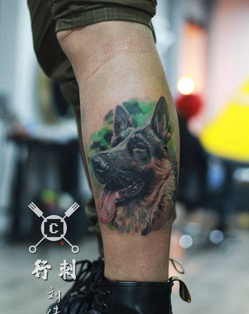德国牧羊犬纹身图片_腿部欧美写实纹身图案