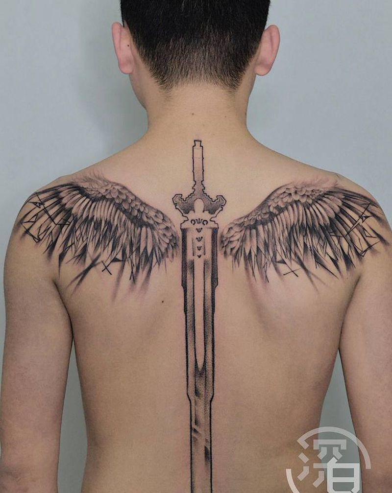 写实到抽象的渐变纹身图片_背部肩部欧美写实几何翅膀纹身图案