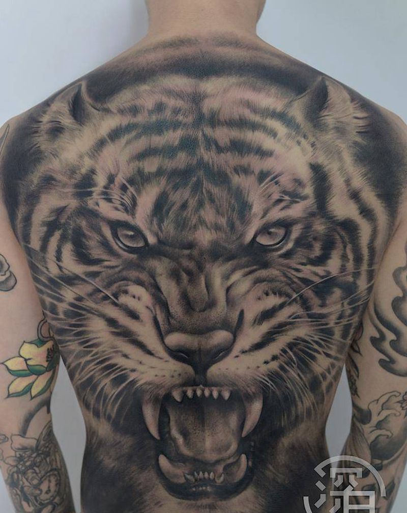 老虎满背纹身图片_背部欧美写实老虎纹身图案