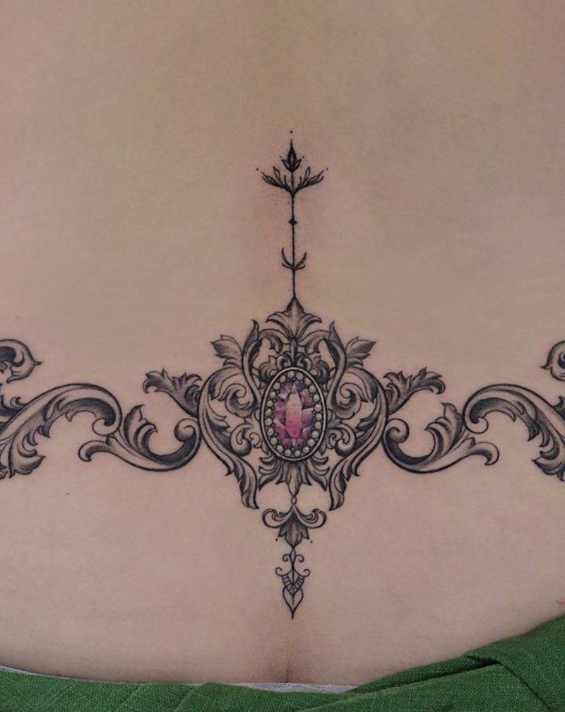 巴洛克风格纹身图片_背部腰部欧美写实宝石纹身图案