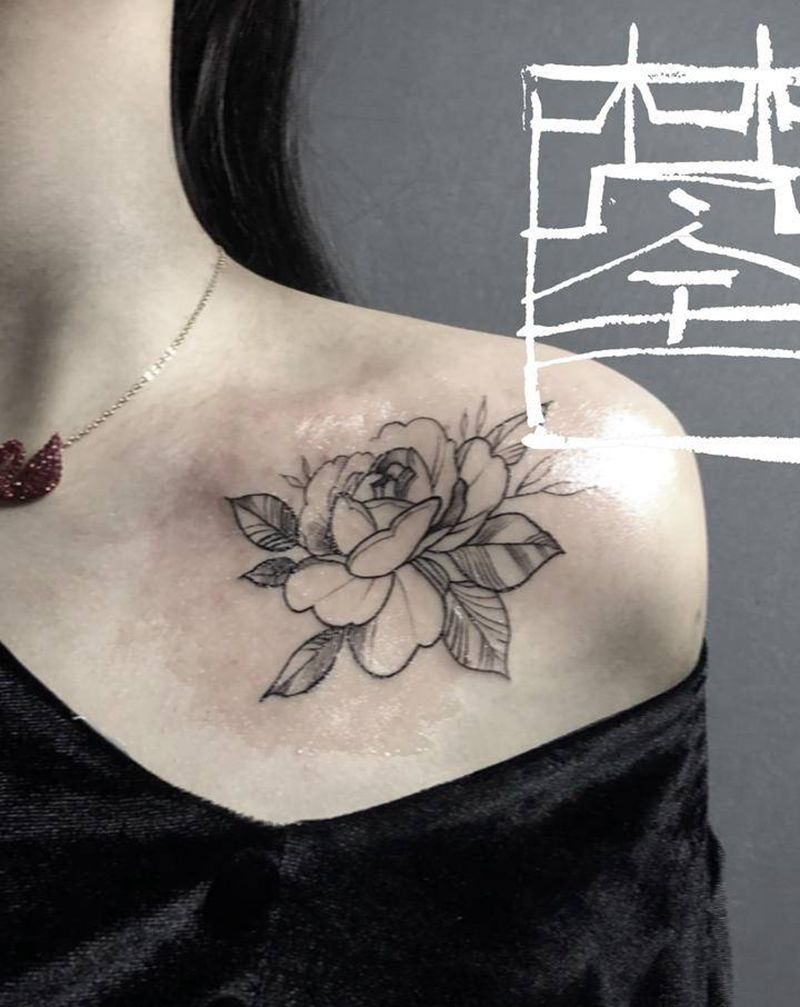 素花纹身图片_肩部胸部纹身图案