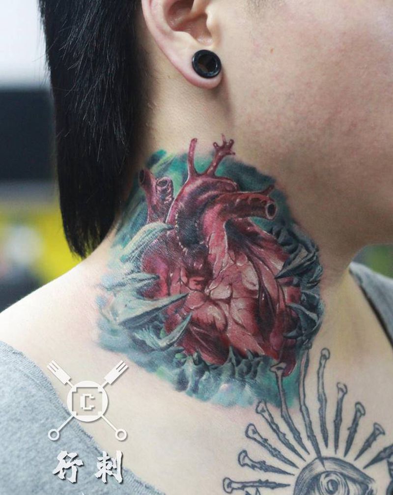 跳动的心脏纹身图片_颈部欧美写实纹身图案