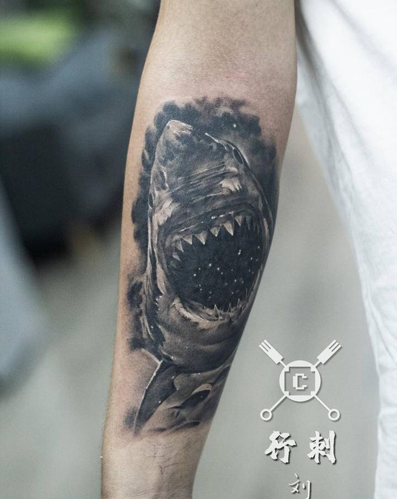 鲨鱼遮盖前女友纹身图片_手臂欧美写实纹身图案