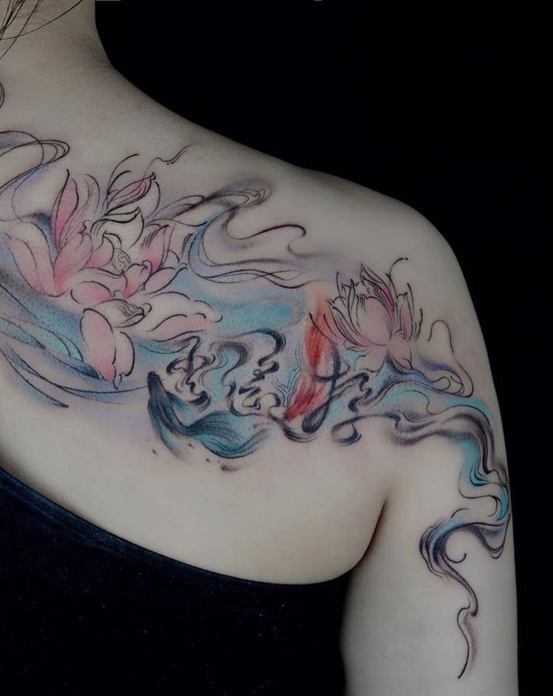 逍遥游纹身图片_背部肩部水彩鱼莲花纹身图案