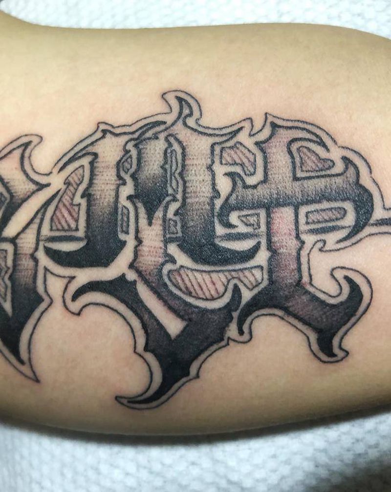 近日小清新纹身图片_手臂花体字点刺纹身图案