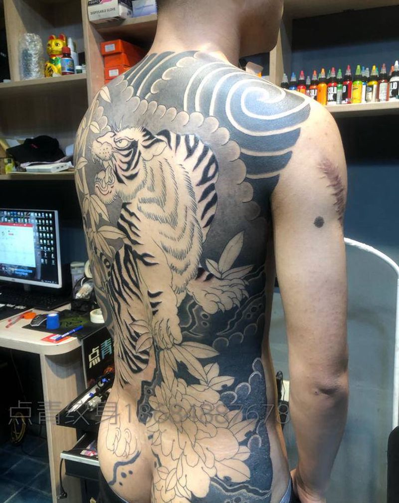 老抚纹身图片_肩部老传统新传统纹身图案