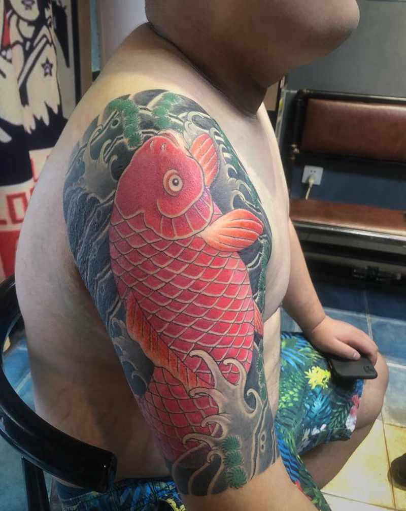 鲤鱼纹身图片_手臂老传统新传统纹身图案