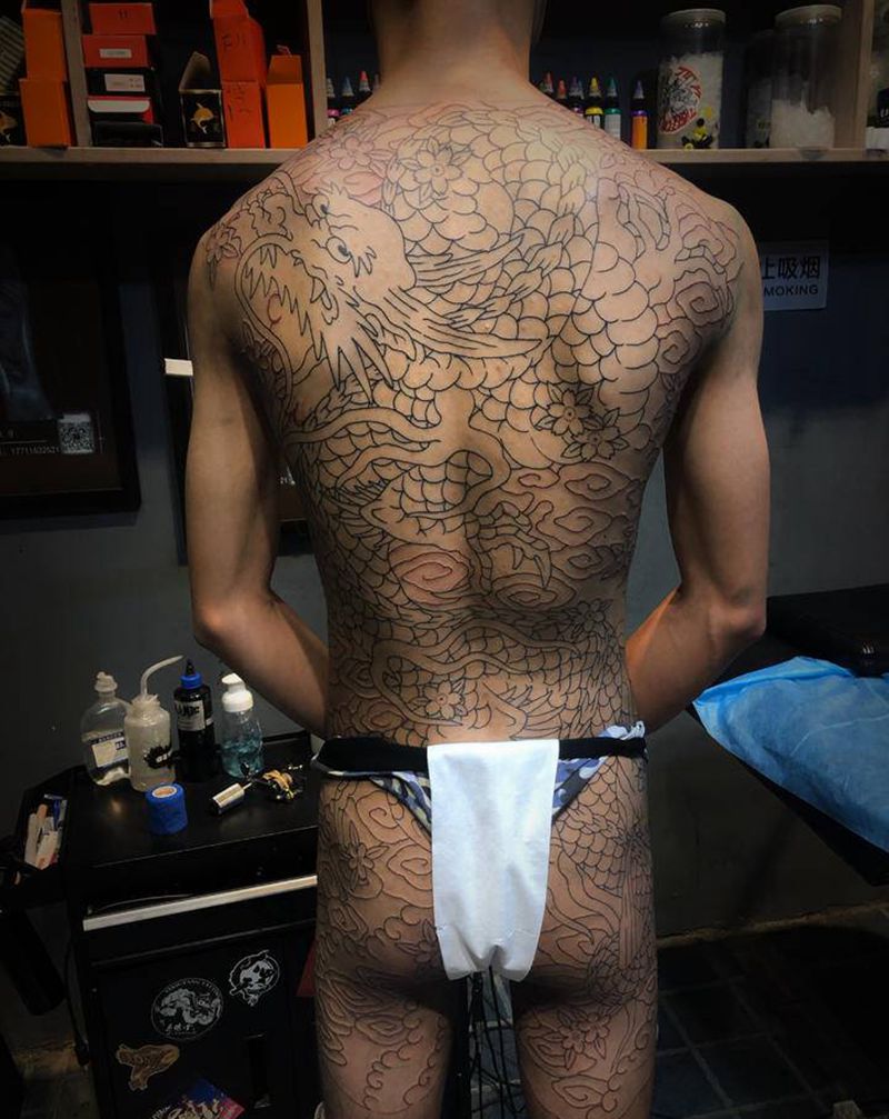 龙纹身图片_背部臀部老传统新传统纹身图案