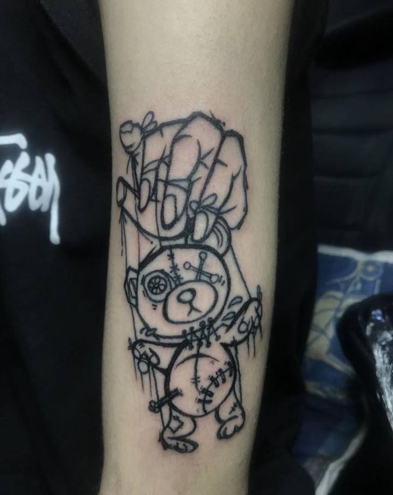 手提布娃娃纹身图片_手臂手部New School几何纹身图案