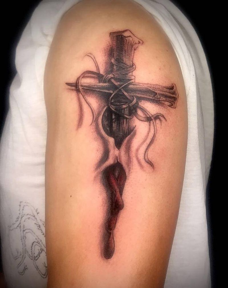 欧美十字架纹身图片_手臂肩部欧美写实图腾十字架雪绳子纹身图案