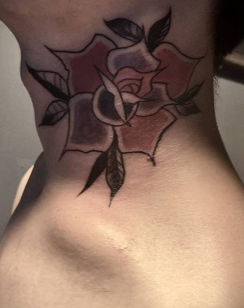 花纹身图片_颈部纹身图案