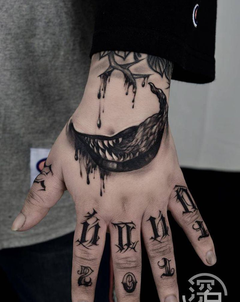 欲望奸邪纹身图片_手部手臂欧美写实花体字小丑纹身图案