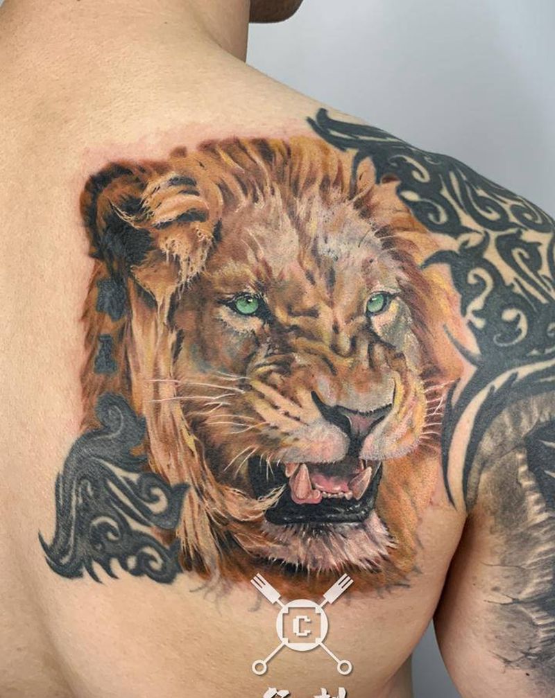 遮盖 狮盖狮纹身图片_背部欧美写实纹身图案