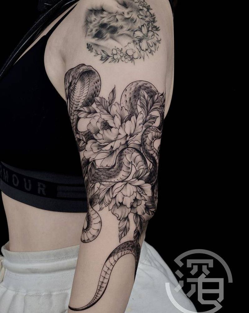 花与蛇纹身图片_手部手臂欧美写实蛇纹身图案