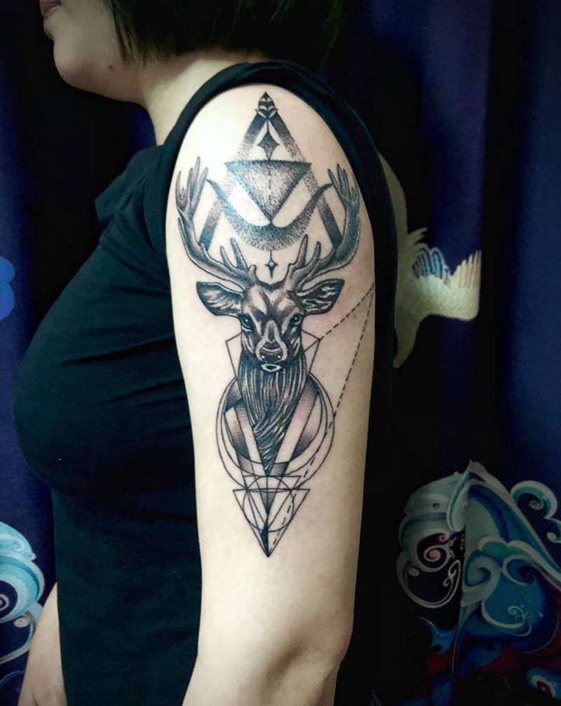 原创鹿纹身图片_手臂点刺几何纹身图案
