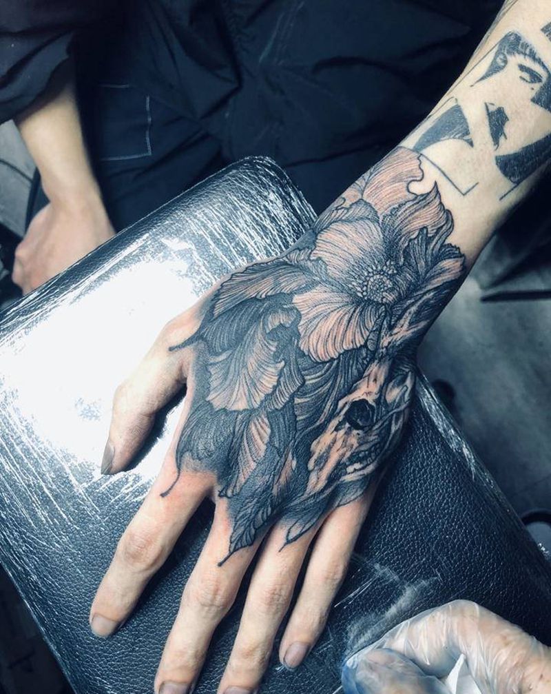 蝴蝶。遮盖纹身图片_手部手背。遮盖纹身图案
