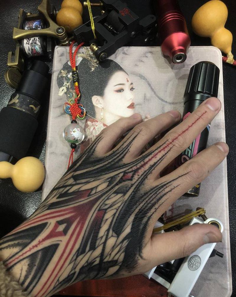 塞北洋洋老师作品。纹身图片_手部花体字手背纹身图案
