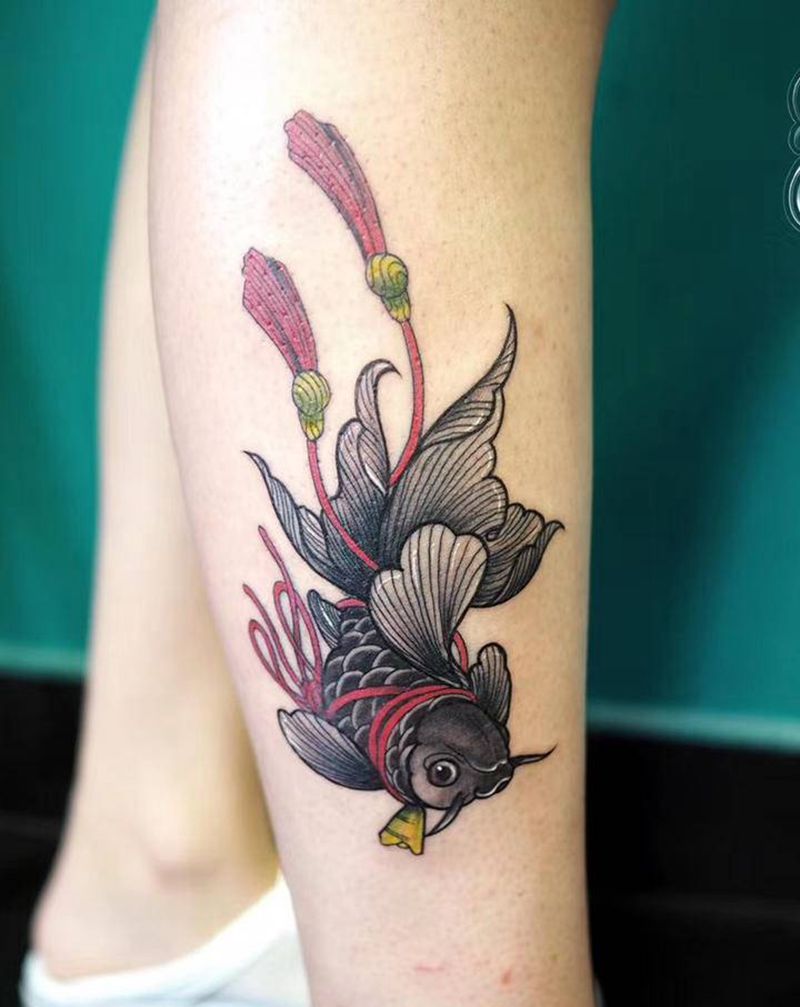 金鱼纹身图片_腿部纹身图案