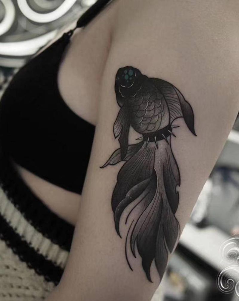 金鱼纹身图片_手臂纹身图案