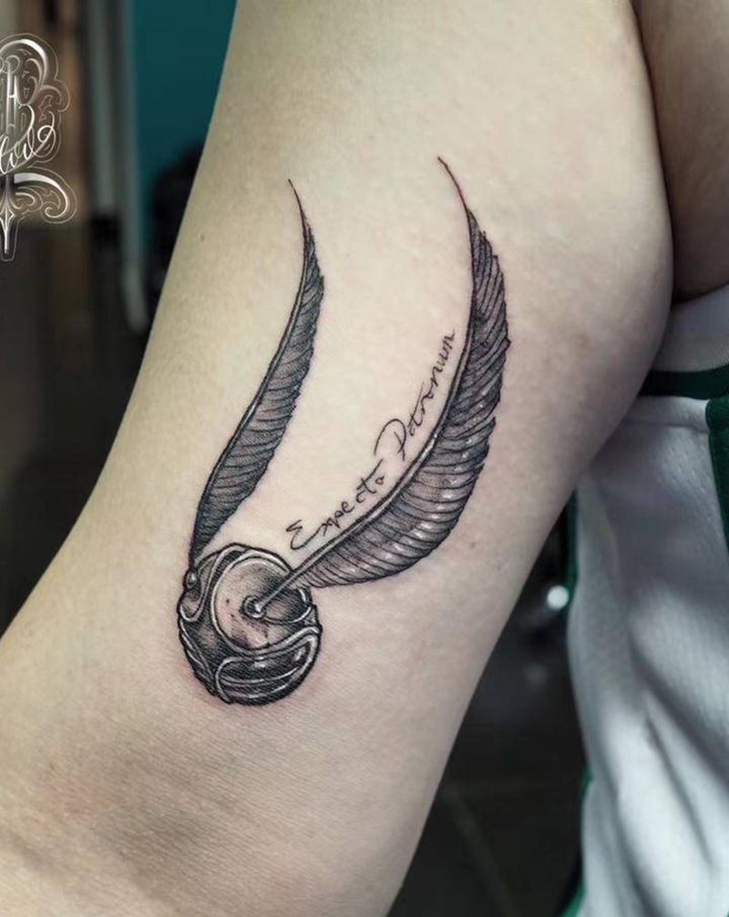 金色飞贼纹身图片_手臂纹身图案