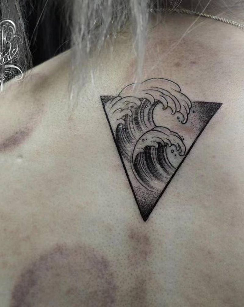 海浪纹身图片_背部纹身图案