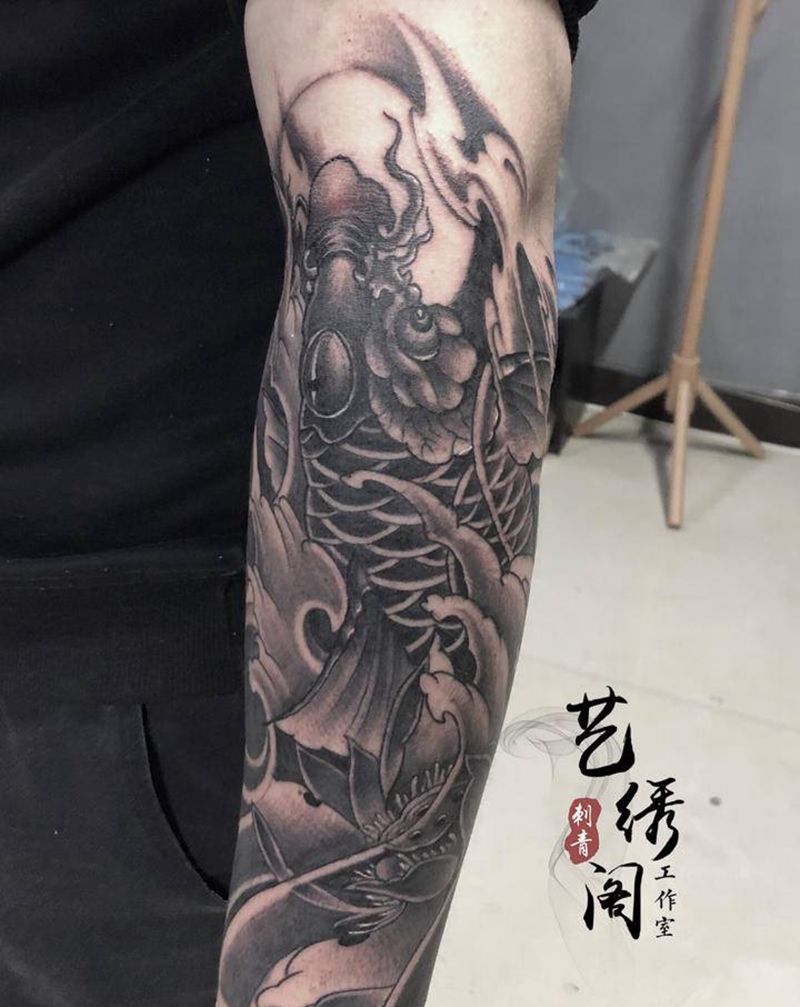 鲤鱼小臂纹身图片_手臂新传统纹身图案