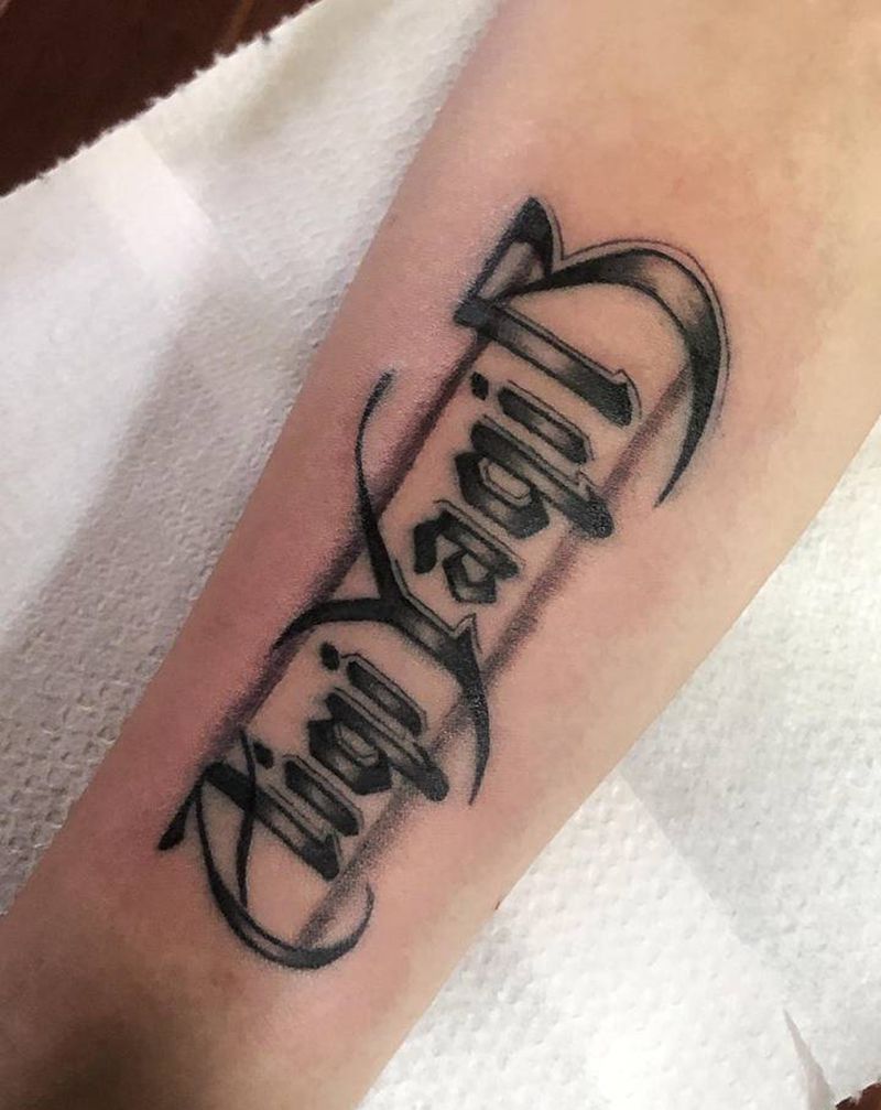 花体定制纹身图片_手部花体字纹身图案