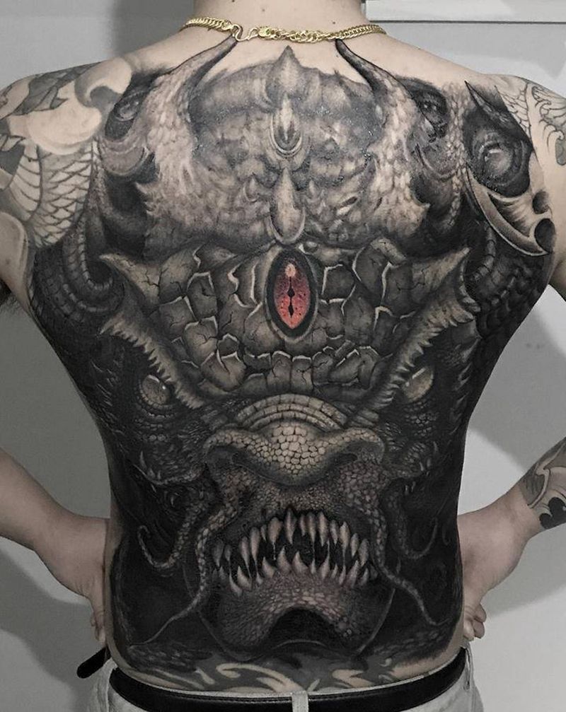 龙威纹身图片_背部新传统欧美写实纹身图案