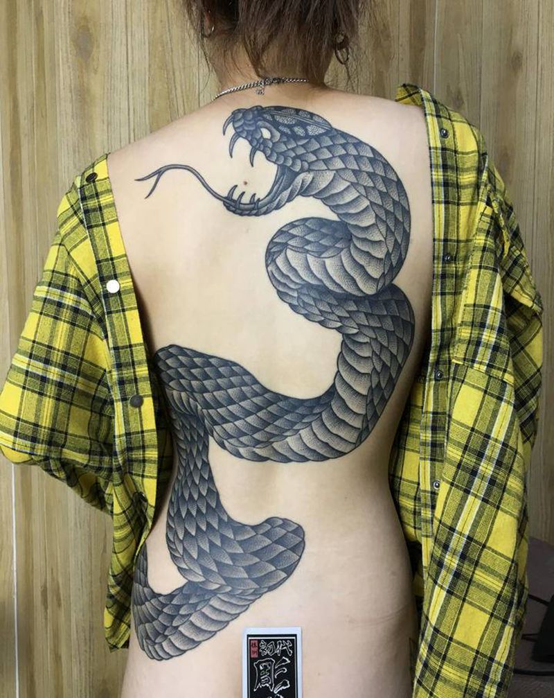 蛇纹身图片_背部点刺纹身图案