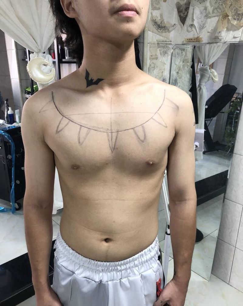 简单的几何纹身图片_胸部几何纹身图案