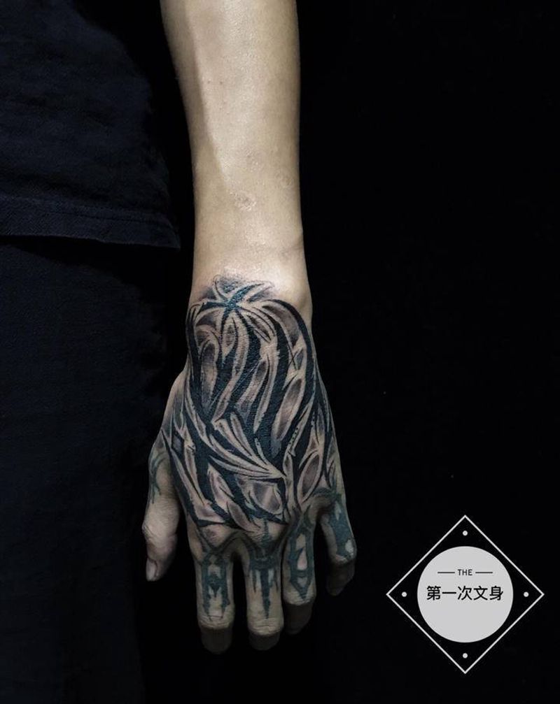 花体字纹身图片_手部花体字纹身图案