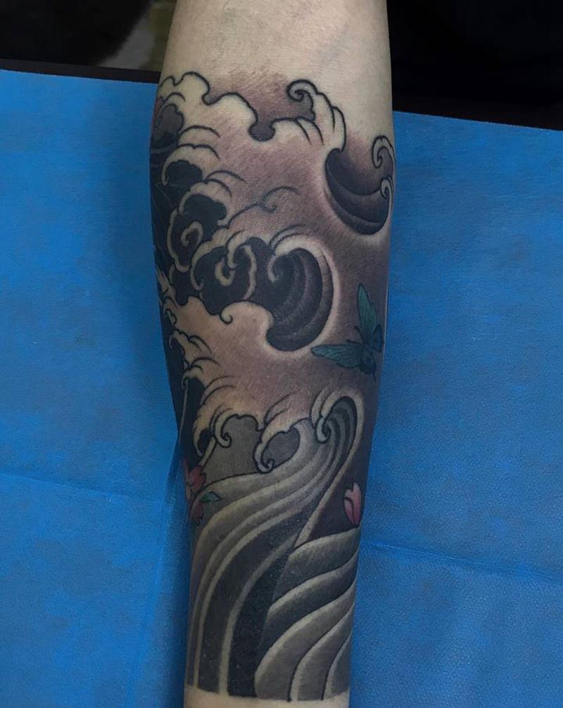 浪臂纹身图片_手臂新传统纹身图案