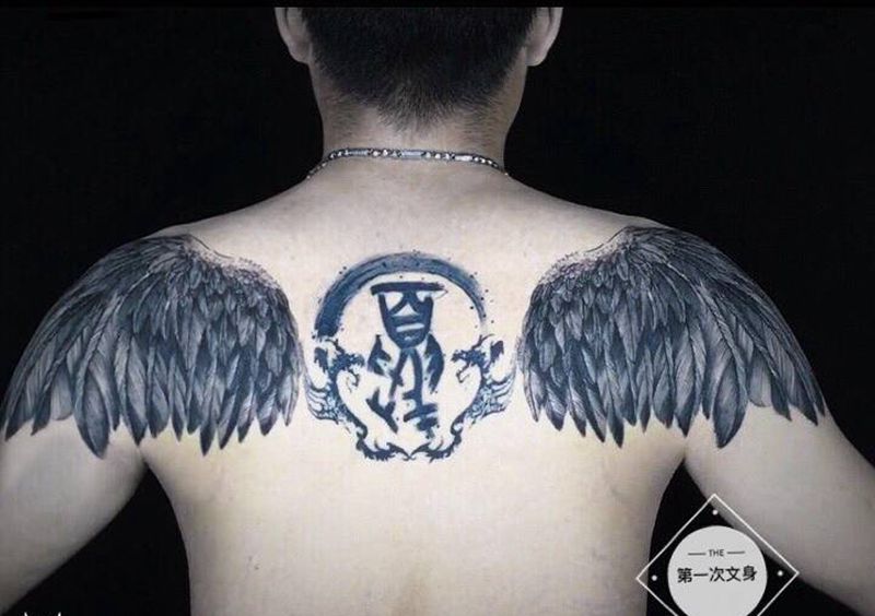 翅膀纹身图片_背部纹身图案