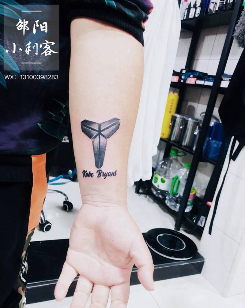 纪念科比纹身图片_手臂几何花体字纹身图案
