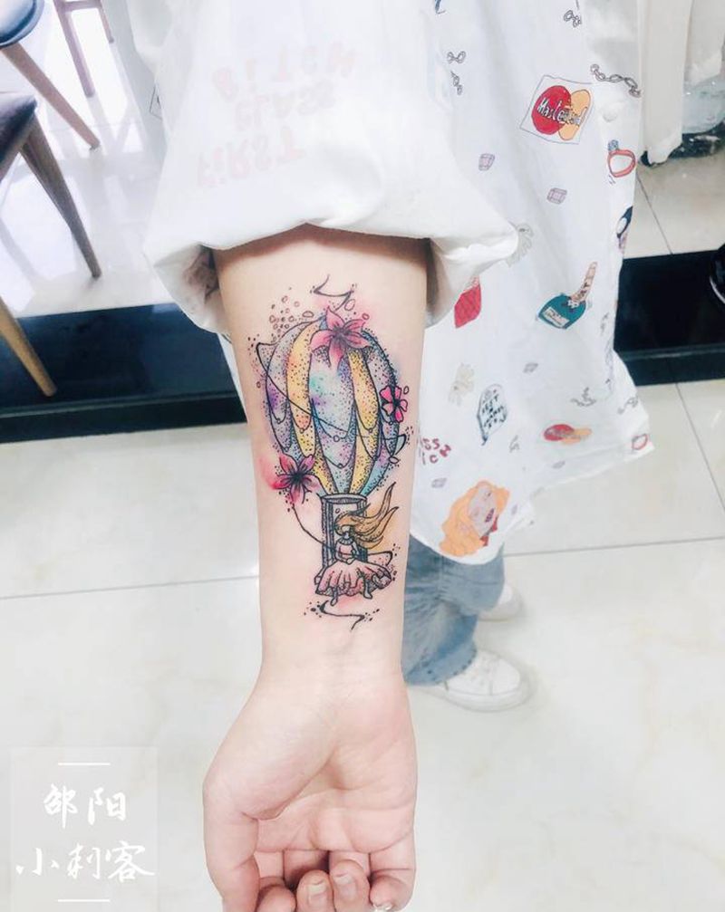 梦幻少女之热气球纹身图片_手部水彩纹身图案