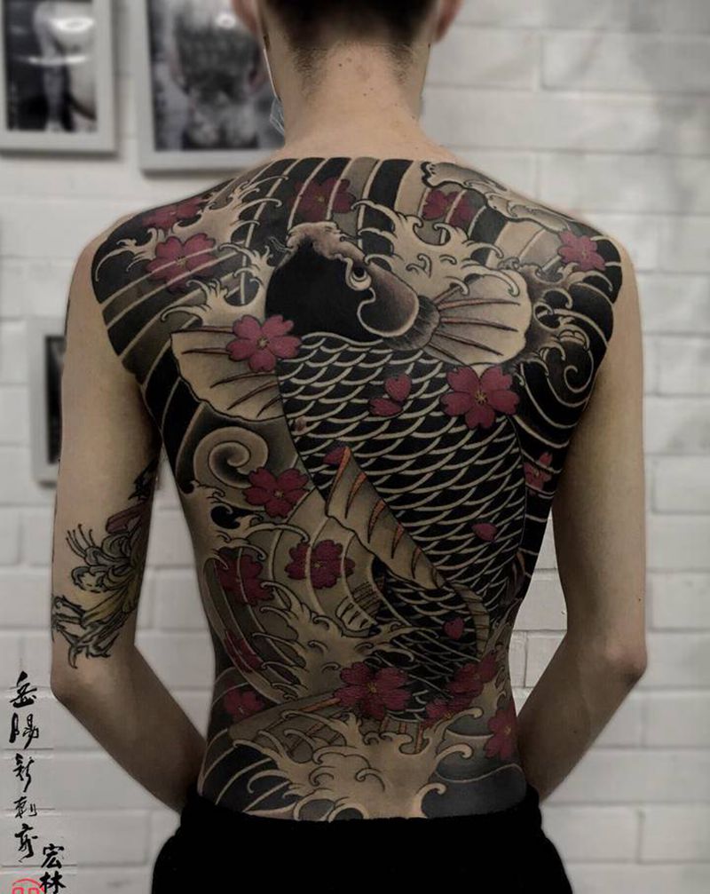 锦鲤纹身图片_背部老传统纹身图案