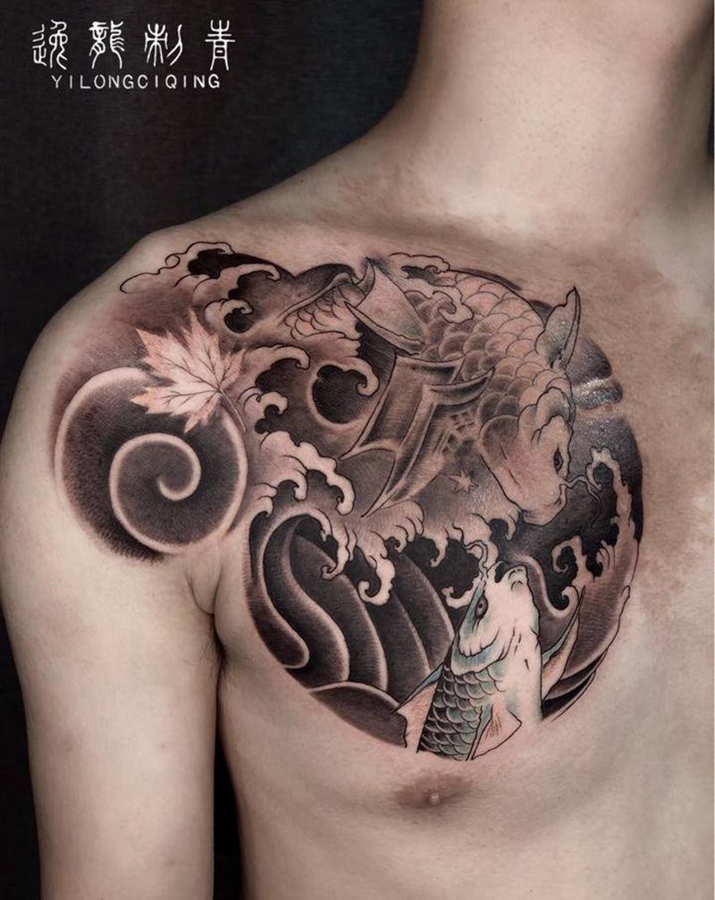 新传统纹身图片_胸部新传统鱼半甲纹身图案