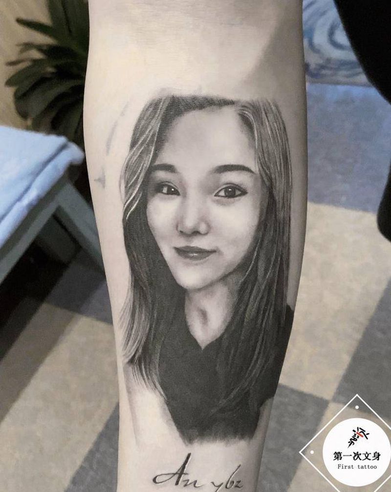 人物肖像纹身图片_手部欧美写实纹身图案