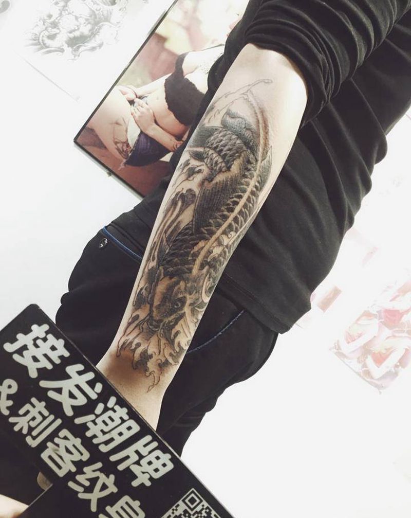 鱼纹身图片_手臂纹身图案