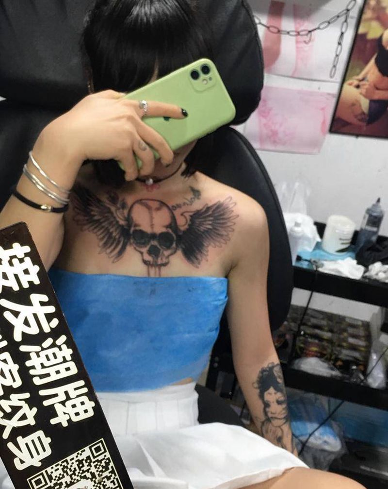 骷髅翅膀纹身图片_胸部纹身图案