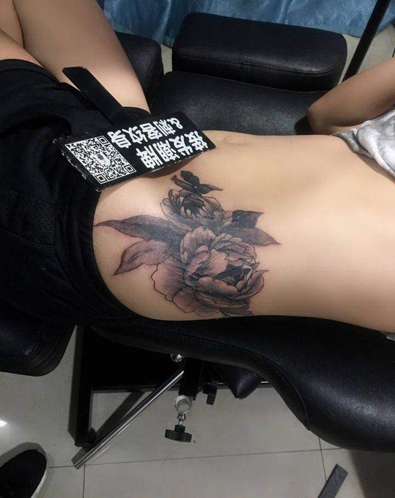 牡丹花纹身图片_腰部纹身图案