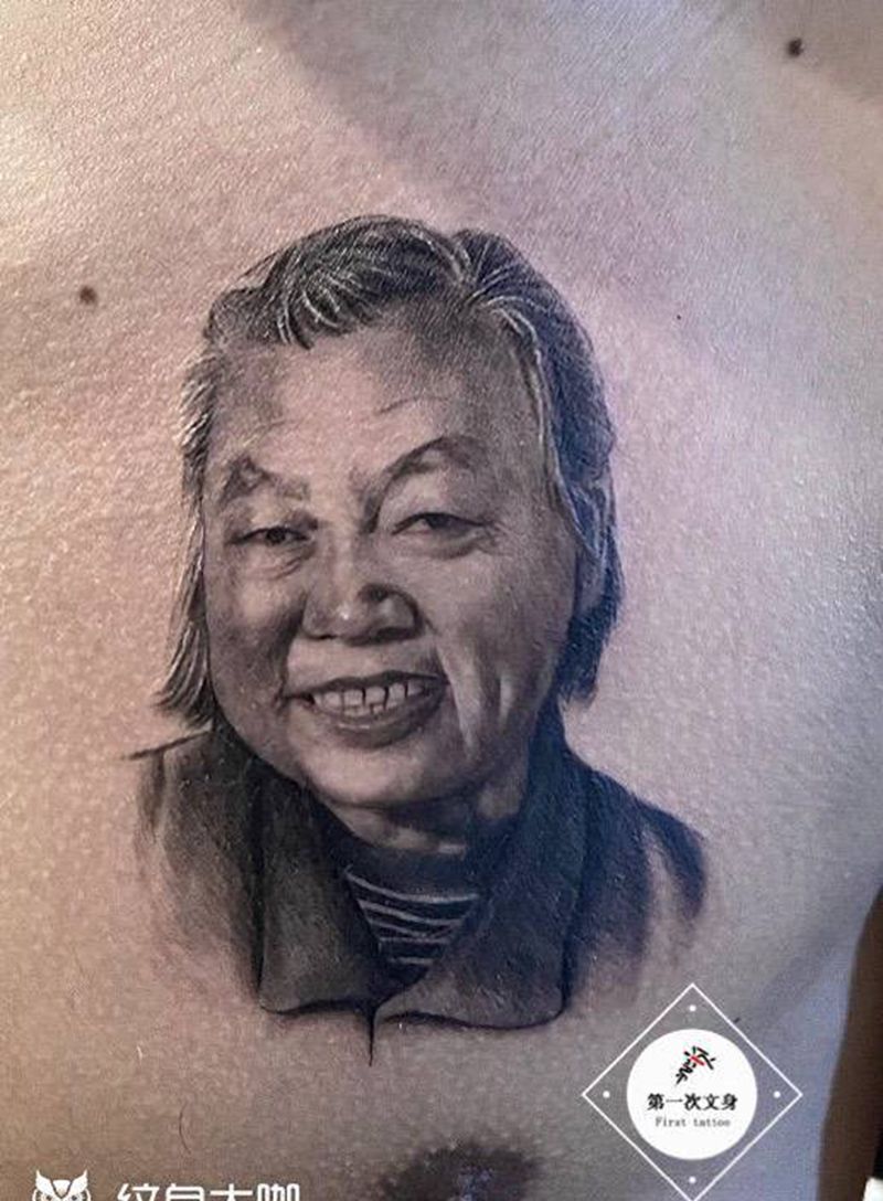 肖像写实纹身图片_胸部欧美写实人物写实纹身图案