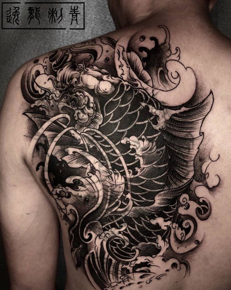 鲤鱼遮盖纹身图片_背部新传统鲤鱼纹身图案