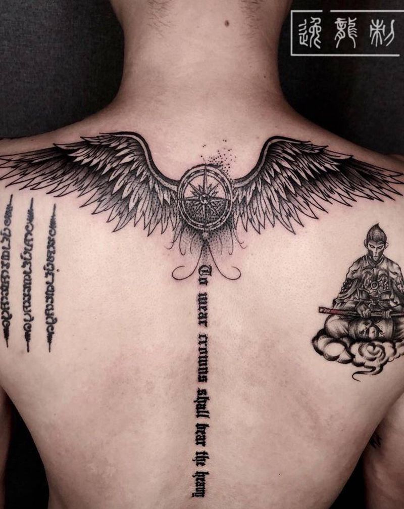 翅膀与哥特字体纹身图片_背部纹身图案