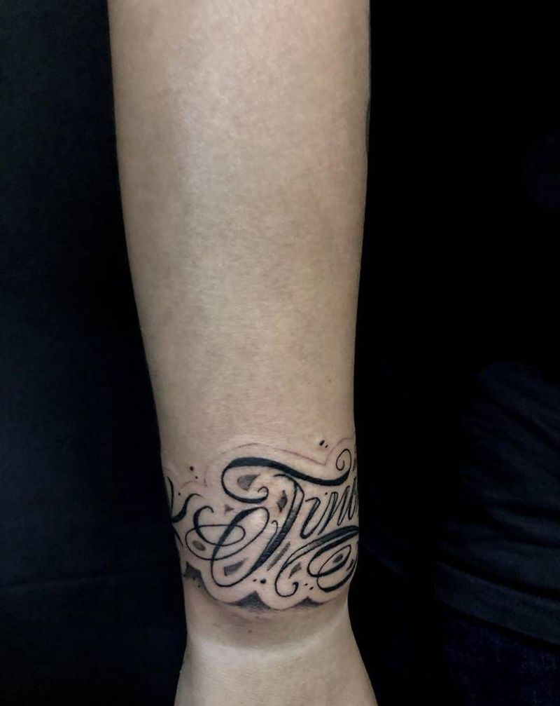 软花臂环纹身图片_手臂花体字纹身图案