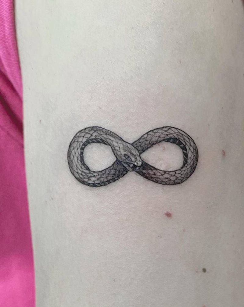 莫比乌斯环蛇纹身图片_手臂点刺纹身图案