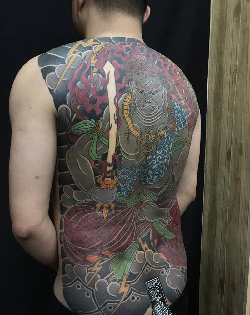 不动纹身图片_背部老传统纹身图案